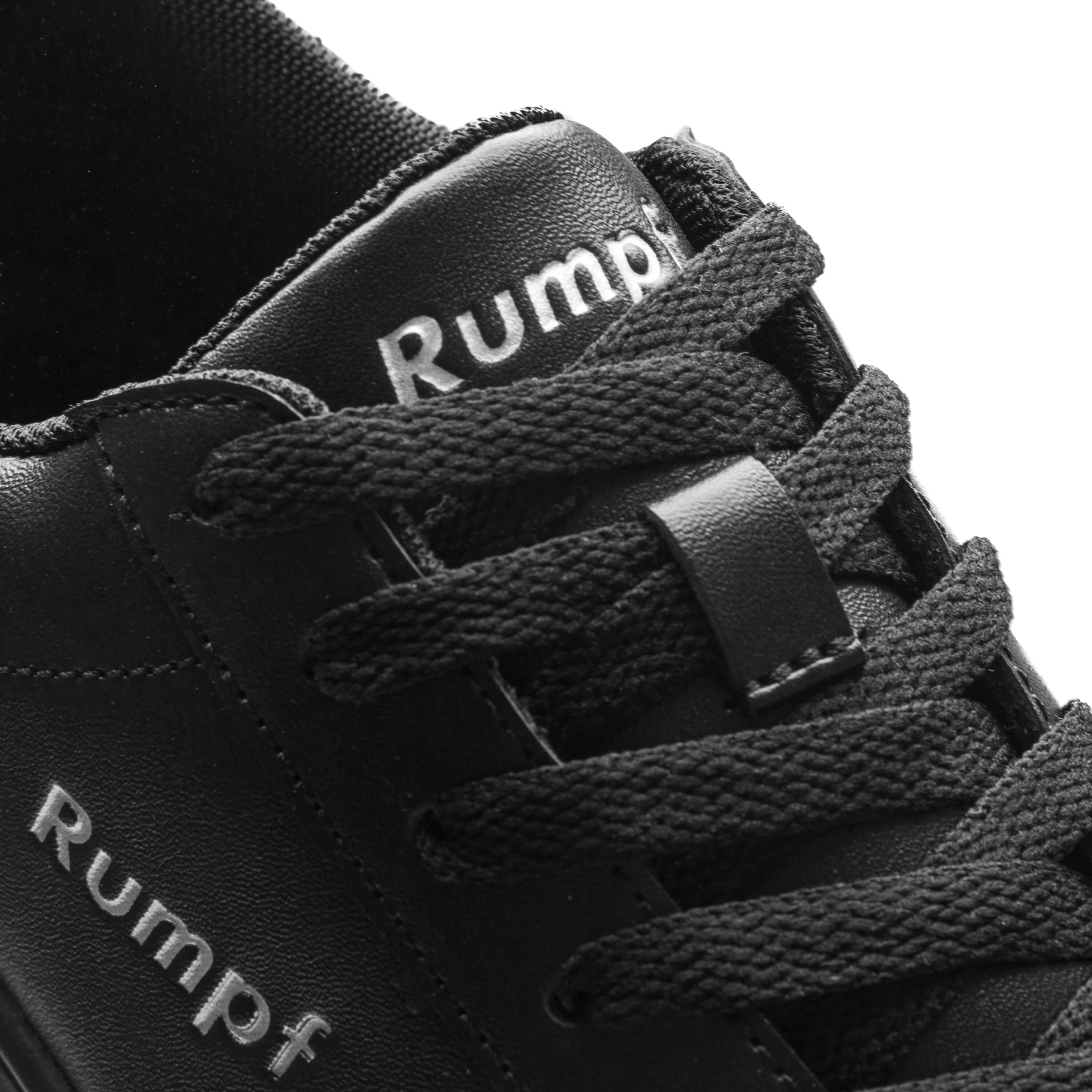 Nahaufnahme eines schwarzen 1533 LA Dance Sneakers mit strukturierten Schnürsenkeln und Rumpf auf der Zunge und Seite.